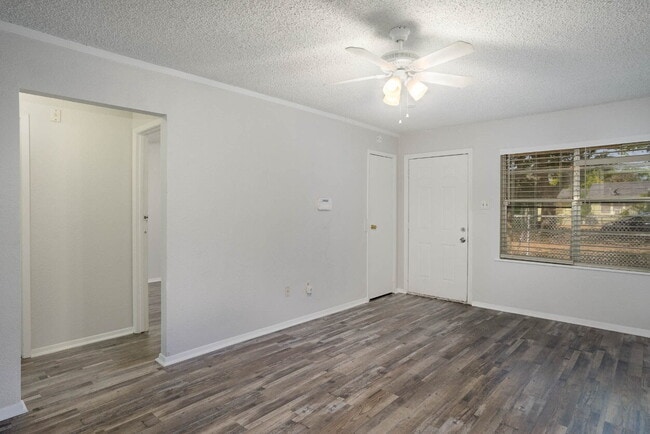 Building Photo - Great Location! 2/1 Duplex Near Downtown Fort Worth