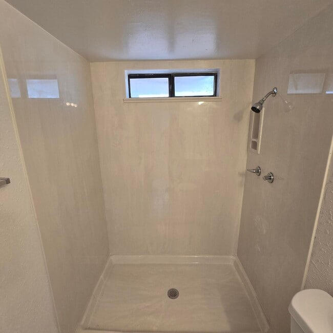 Building Photo - 5429 Overlook Dr NE