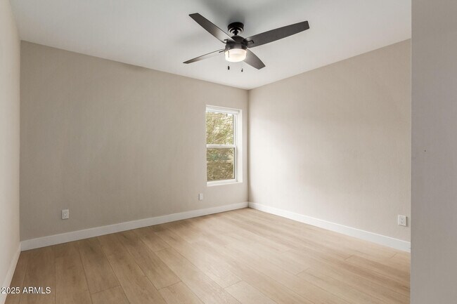 Building Photo - 4521 E Sunrise Dr