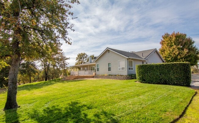 Building Photo - Country Home for Rent on Acreage | 3.5 Acres, 3 Car Garage, Deck, Pet Friendly