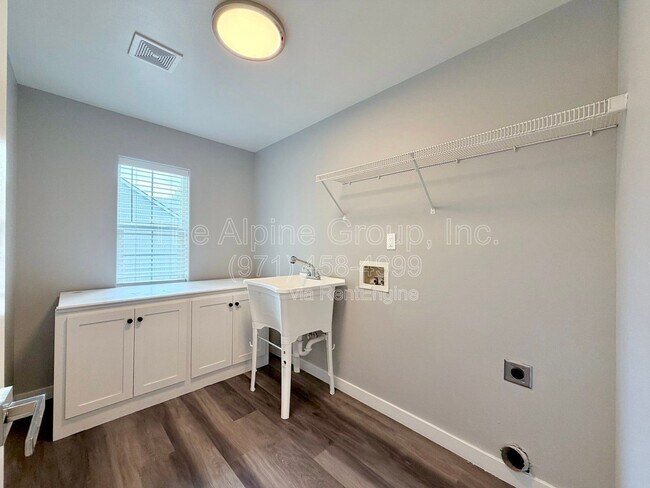 Building Photo - 5847 SW Coventry Pl