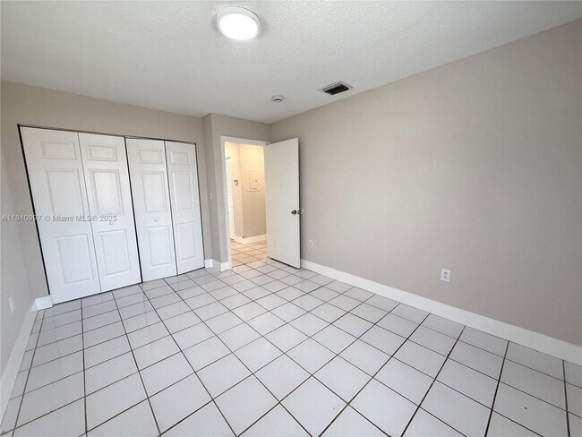Building Photo - 800 SW 10th Ave