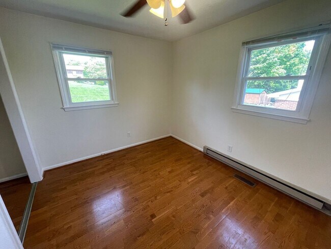 Building Photo - Dublin, 3 BR / 1 BA Available 11/17