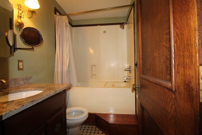 Building Photo - 16 Balmoral St