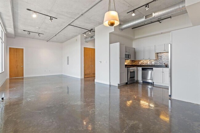Primary Photo - 800 W 5th St