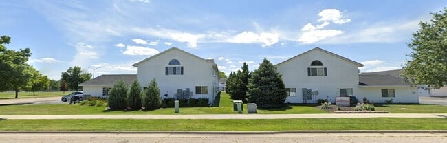 Building Photo - Two Bedroom Townhouse with Private Entranc...