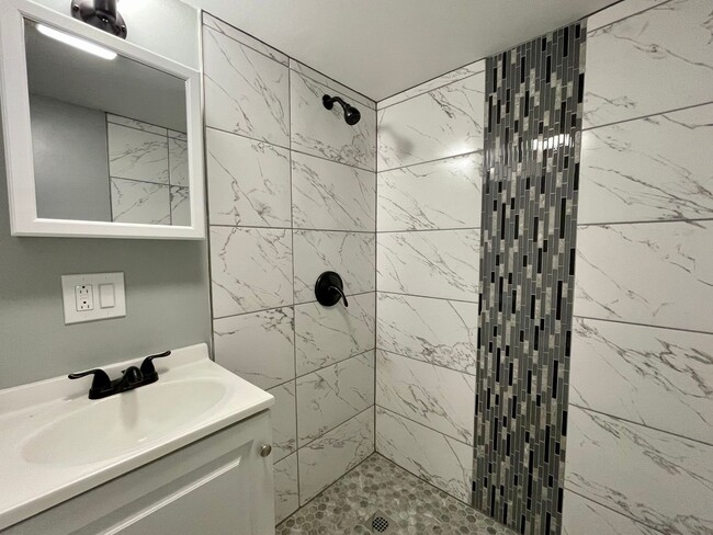 Building Photo - Newly Renovated 2-bed 2-bath - In Unit Lau...