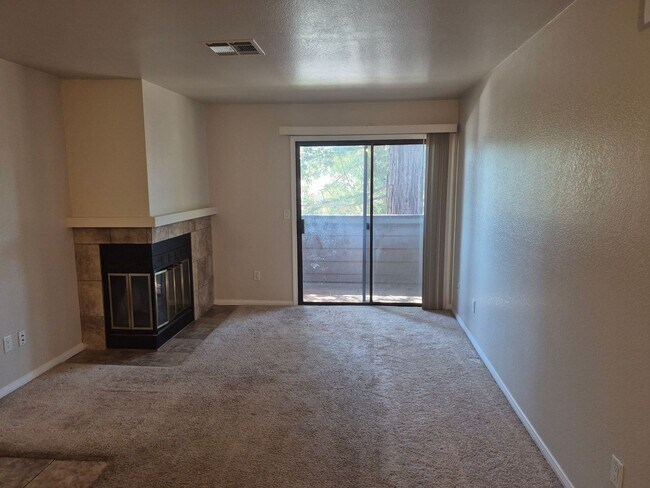 Building Photo - Two Bedroom Unit in HOA with Pool