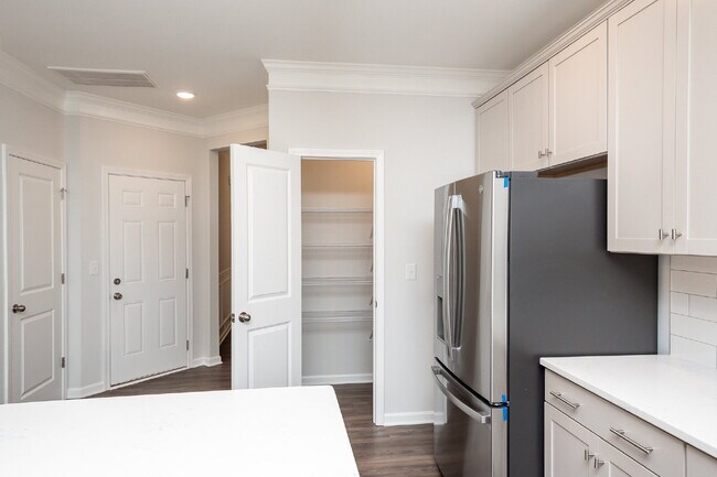 Building Photo - Elegant 3BR,2.5BA Townhome with Modern Finishes $1950/mo rent***
