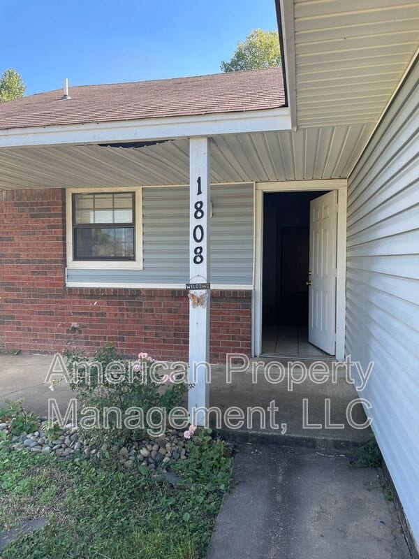 Building Photo - 1808 W 58th St