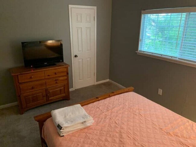 Building Photo - 2 Bedroom 1.5 bath four-plex unit - Great location!!