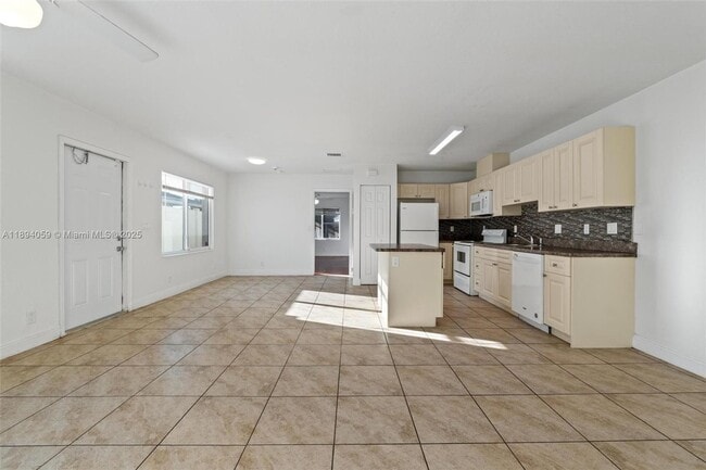 Building Photo - 6035 SW 40th Ct