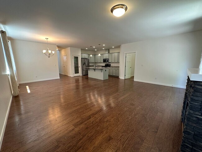 Building Photo - 3 Bed, 2.5 Bath House in Cordata Neighborhood