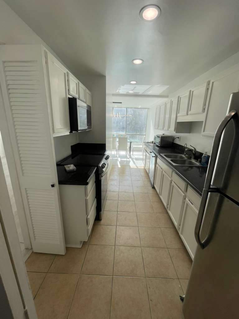 Kitchen Roomate never uses it's almost all yours - 424 N Palm Dr