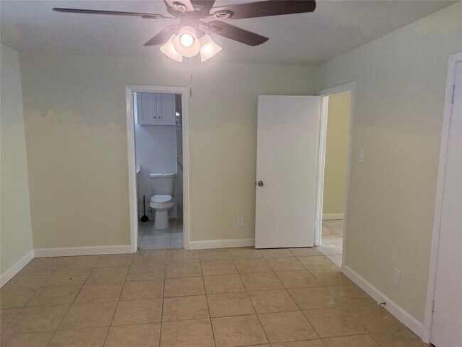 Building Photo - 6525 Renwick Dr