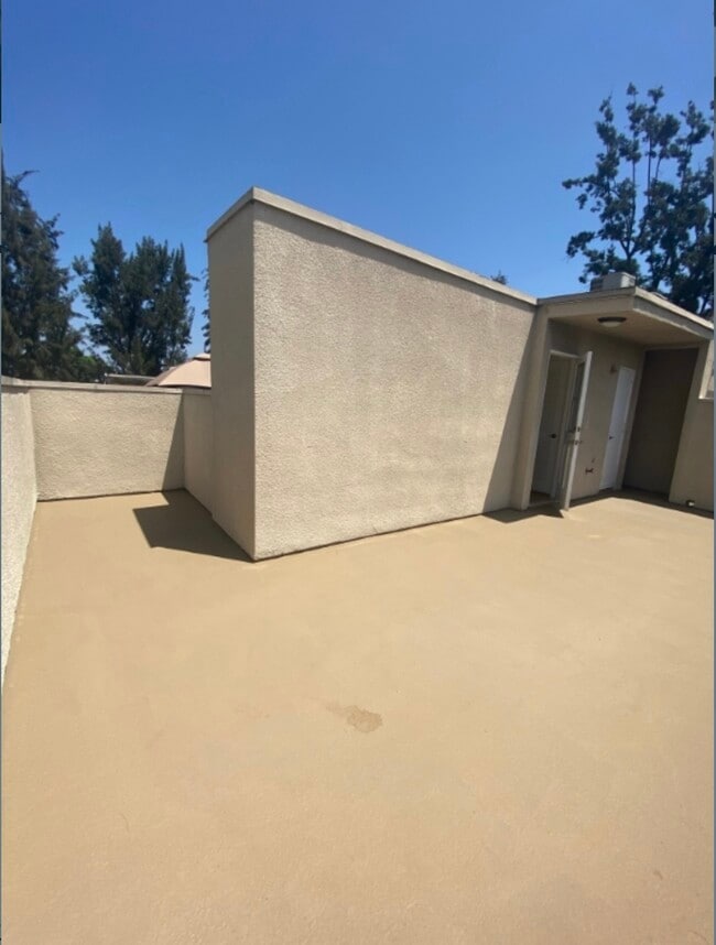 Building Photo - 13022 Riverside Dr