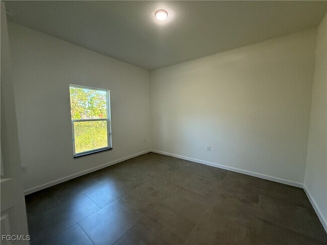 Building Photo - 443 Lampion Ave S