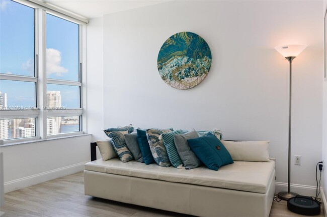 Building Photo - 950 Brickell Bay Dr