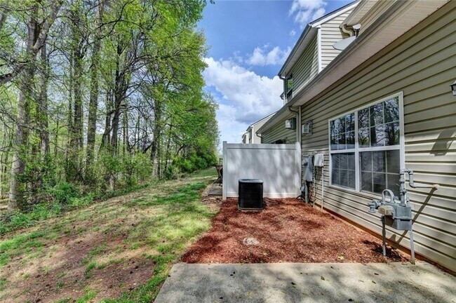 Building Photo - 310 Azalea Cir