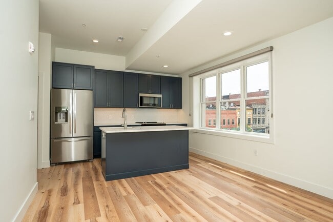 Building Photo - 102 W 6th St