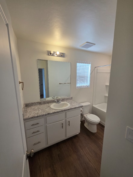 Building Photo - 37 N Veranda Ct