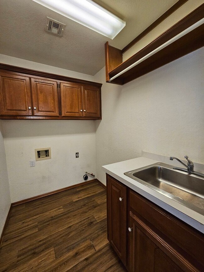 Building Photo - (3) Bed/(2) Bath in West Norman's Castlero...