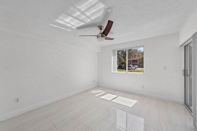 Building Photo - ANNUAL UNFURNISHED 2/2 IN NAPLES!!