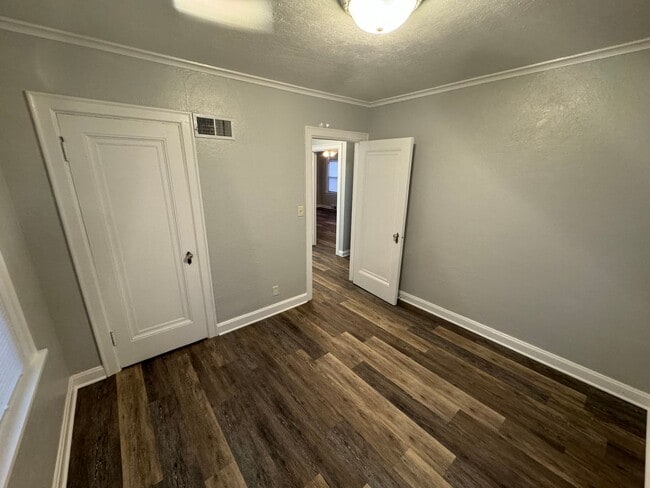 Building Photo - 3 bedroom, 2 bath House with 2 car detached garage