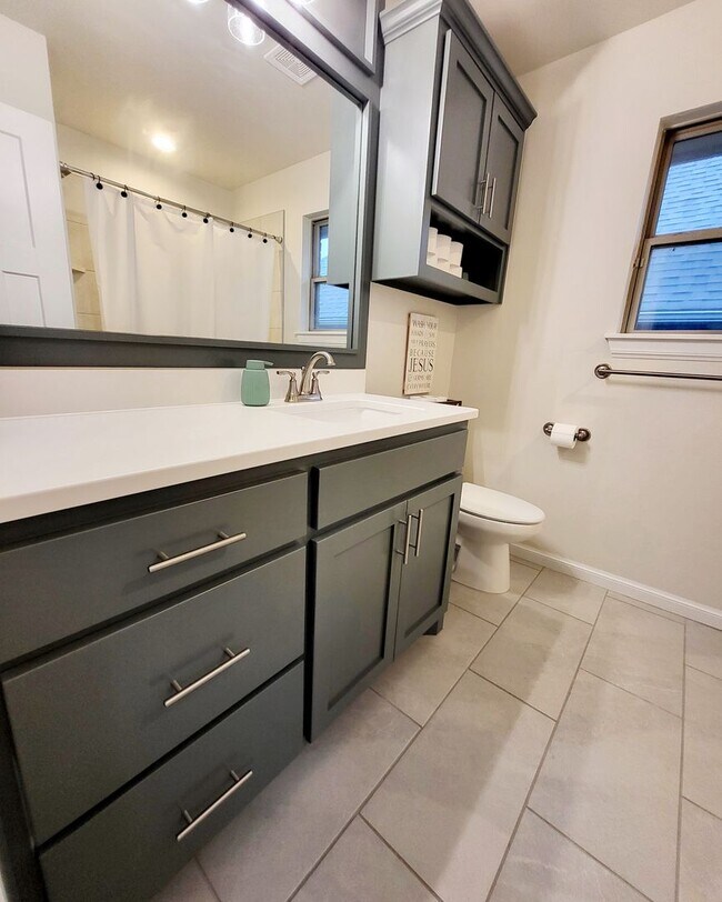 Building Photo - You Could Call This Beautiful 4-Bed, 2-Bat...
