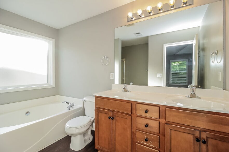 Building Photo - 314 Parkmont Way