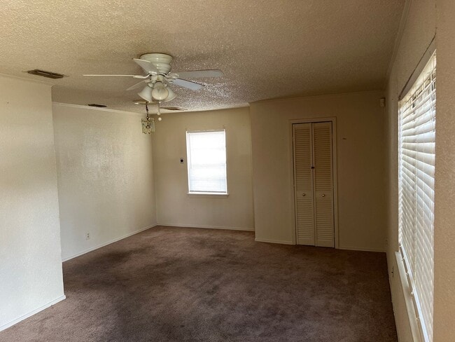 Building Photo - Cute 2 br 1 bath house