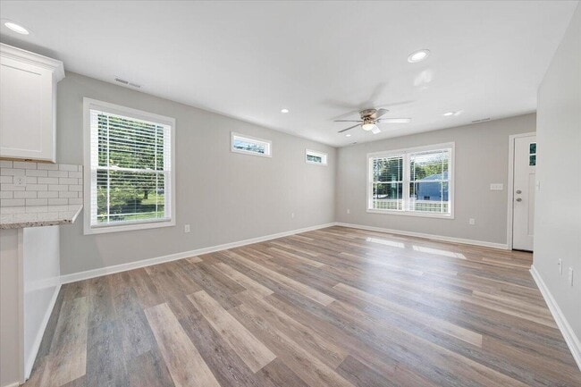 Building Photo - 1702 Baldwin Ave NE