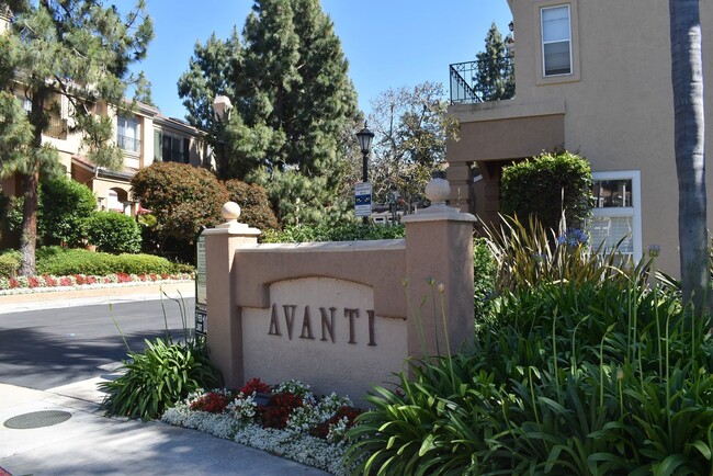 Building Photo - 2 Bed/ 2.5 Bath- Dual Master Townhome in U...