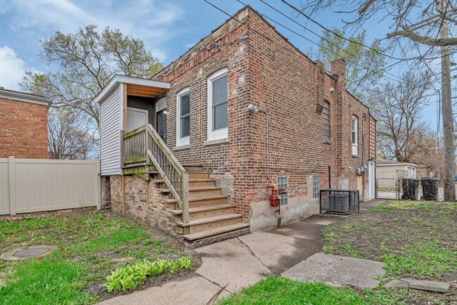 Building Photo - 10511 S Cottage Grove Ave
