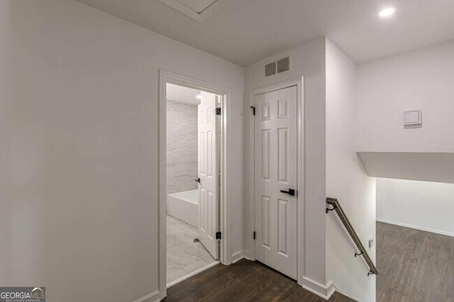 Building Photo - 2352 Glendale Dr