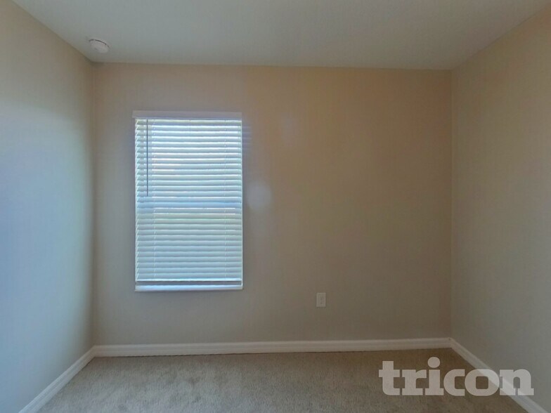 Building Photo - 2244 Gladiolus Ln