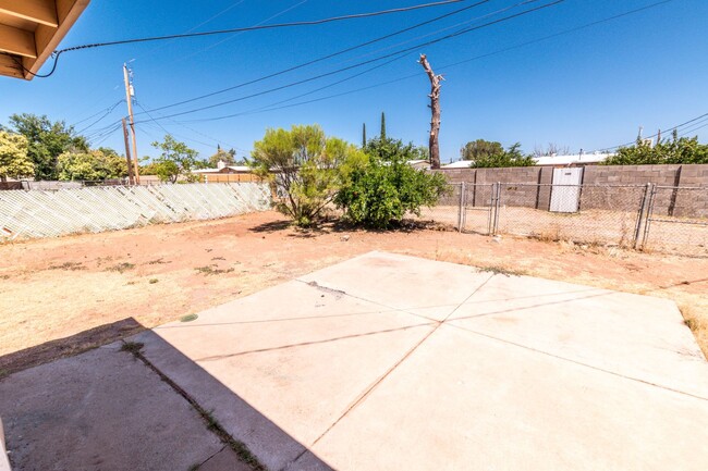 Building Photo - 4 Bedroom, 1½ Bath Home with Central A/C, ...
