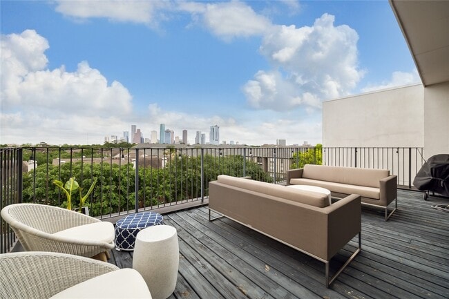 Building Photo - 711 Memorial Heights Dr