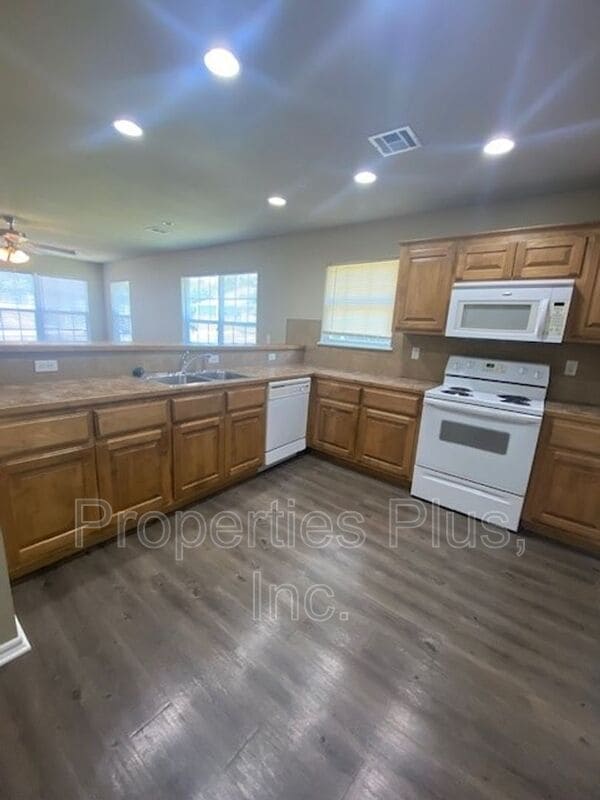 Building Photo - 982 Clearwater Cir
