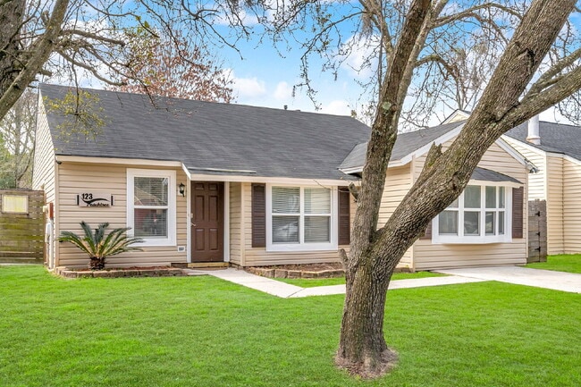 Building Photo - Location, Space and convenience at this adorable home.