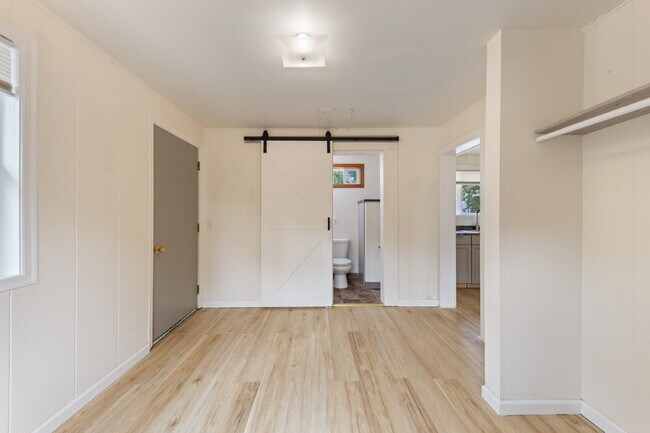 Building Photo - Charming 1 bedroom Cottage