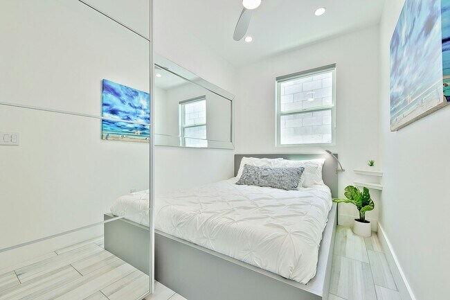 Building Photo - 732 Ventura Pl