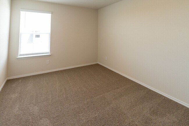 Building Photo - Like New Home, Tons of Space!!!