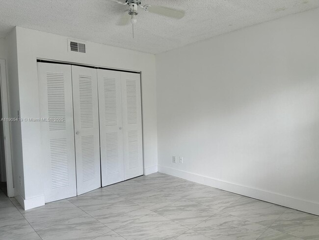 Building Photo - 610 S Park Rd