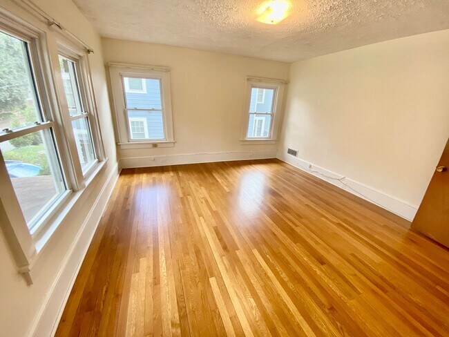 Building Photo - North Asheville - Renovated 1020's Charmer!