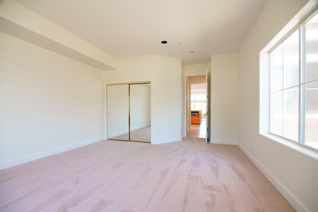 Building Photo - 26148 Legends Ct