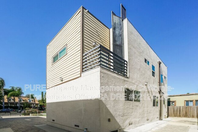 Building Photo - 1340 N Kenmore Ave