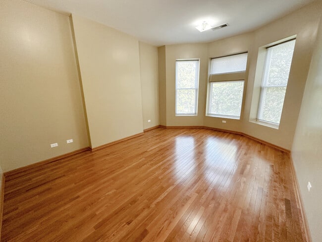 Building Photo - 639 W Garfield Blvd