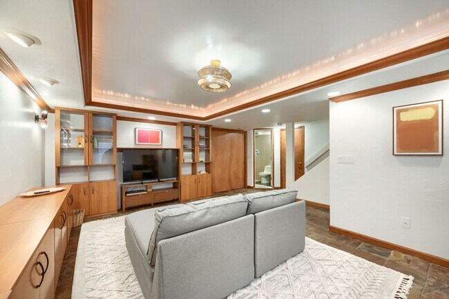 Building Photo - 2 BDR Gorgeous Updated Townhome with Huge Garden