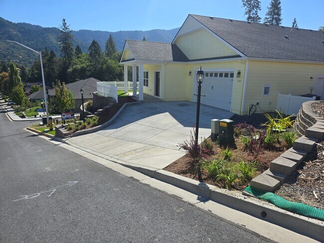 Building Photo - 3 bed 2 bath Brand-New Custom-Built- Home